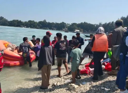 Ratusan penumpang berhasil dievakuasi dengan selamat setelah kapal yang mereka tumpangi mengalami mati mesin di perairan sebelah barat Pulau Pari, Kecamatan Kepulauan Seribu Selatan, Minggu, 5 Juli 2026. (Sumber: Pemprov DKI Jakarta)