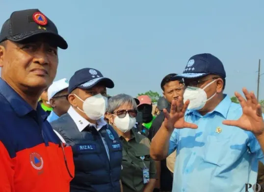 Menteri LH Jumhur Hidayat meninjau kebakaran TPA Jatiwaringin, Kecamatan Sukadiri, Kabupaten Tangerang, Minggu, 5 Juli 2026. (Sumber: Poskota/Veronica Prasetio)