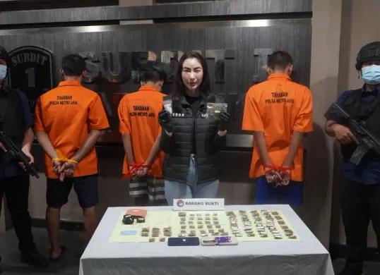 Tiga terduga pengedar narkoba lewat Instagram sebagai sarana transaksi di Jakarta Barat dan Kota Tangerang ditangkap. (Sumber: Dok. Polda Metro Jaya)