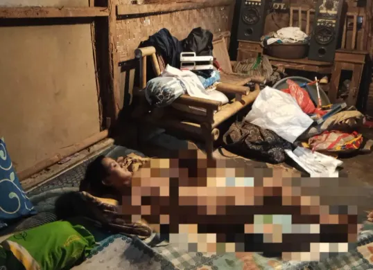 Siti Lutfiah, warga berkebutuhan khusus di Pandeglang hanya terbaring di tempat tidur. (Sumber: Poskota/Samsul Fatoni)