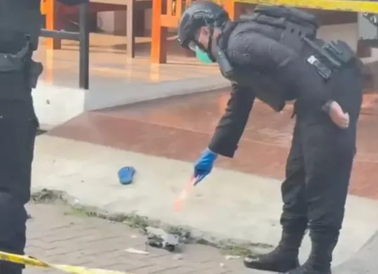 Garis polisi dipasang di kediaman kuasa hukum ahli waris sengketa lahan Arjuna HyperBowling di Pamulang, Tangerang Selatan, Minggu, 5 Juli 2026. (Sumber: Istimewa)