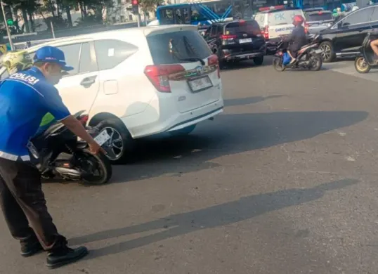 Seorang pengendara sepeda motor tewas setelah mengalami kecelakaan lalu lintas tunggal di kawasan Jalan Medan Merdeka Barat, tepat di samping Bundaran Air Mancur Patung Kuda, Jakarta Pusat, Senin, 6 Juli 2026. (Sumber: Polda Metro Jaya)