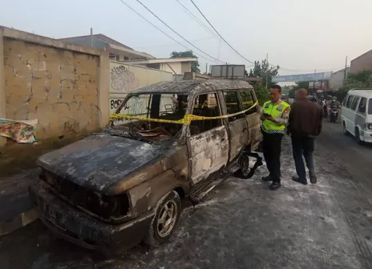 Sebuah mobil terbakar di depan SPBU Kampung Utan, Ciputat Timur, Kota Tangerang Selatan, Senin, 6 Juli 2026. (Sumber: Dok. Polsek Ciputat)