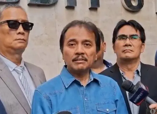 Tersangka kasus tudingan ijazah palsu Presiden ke-7 RI Jokowi, Roy Suryo ditemui Polda Metro Jaya, Jakarta Selatan. (Sumber: Poskota/Ali Mansur)