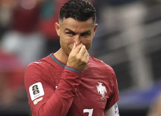 Cristiano Ronaldo tak mampu menyembunyikan emosinya usai Portugal tersingkir dari Piala Dunia 2026. Air mata sang megabintang menjadi simbol berakhirnya perjalanan panjang di panggung sepak bola terbesar dunia. (Sumber: X/@faktabola)