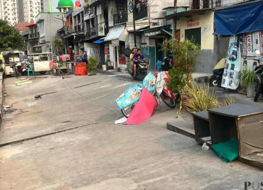 Jalan amblas di Jalan Cinta, Pulo Gadung, Jakarta Timur yang jalannya amblas sekitar 7 meter, Selasa, 7 Juli 2026. (Sumber: Poskota/M Tegar Jihad)