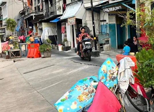 Jalan amblas di Jalan Cinta, Pulo Gadung, Jakarta Timur yang jalannya amblas sekitar 7 meter, Selasa, 7 Juli 2026. (Sumber: Poskota/M Tegar Jihad)