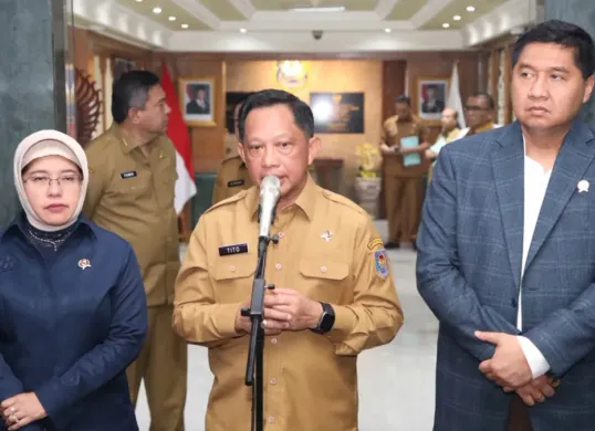 Menteri Dalam Negeri, Tito Karnavian (tengah) dan Menteri Perumahan dan Kawasan Permukiman (PKP), Maruarar Sirait (kanan). (Sumber: Istimewa)