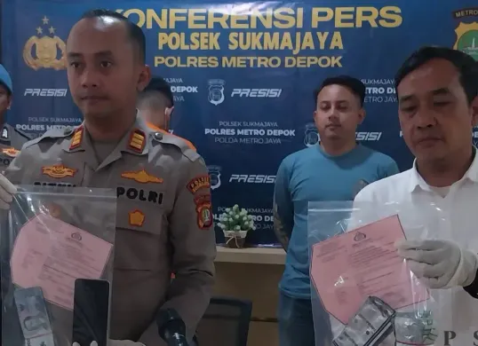 Kapolsek Sukmajaya, AKP Rizki Firmansyah didampingi Kanit Reskrim Iptu Mulyanto menunjukan barang bukti obat keras di Mapolsek Sukmajaya, Kota Depok. (Sumber: Poskota/Angga Pahlevi)