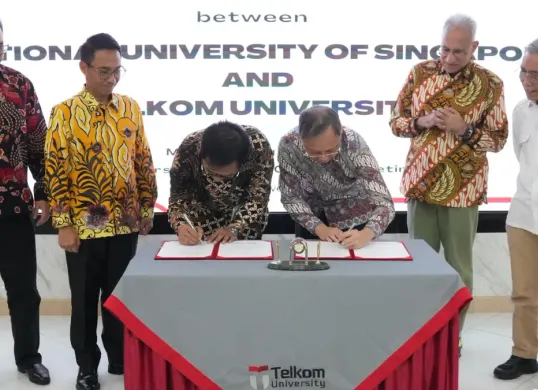 Prosesi penandatanganan implementasi kerja sama di Telkom University Kampus Jakarta oleh Rektor Telkom University Prof. Dr. Suyanto dan Senior Vice Provost of National University of Singapore Prof. Bernard C Y Tan. (Sumber: Istimewa)