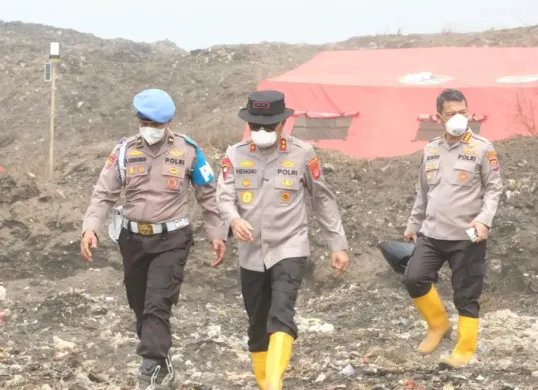 Kapolda Banten Irjen Pol Hengki saat meninjau lokasi kebakaran di Tempat Pemrosesan Akhir (TPA) Jatiwaringin. (Sumber: Bidhumas Polda Banten)