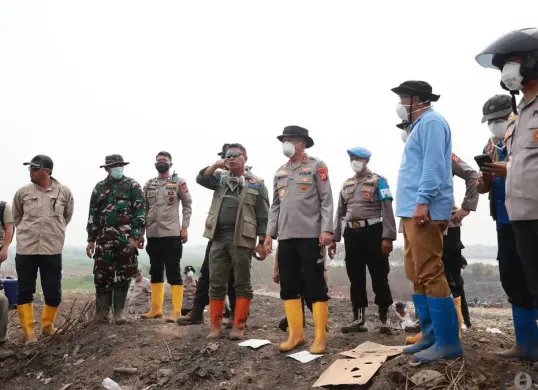 Peninjauan proses pemadaman kebakaran di TPA Jatiwaringin, Kecamatan Sukadiri, Kabupaten Tangerang, Selasa, 7 Juli 2026. (Sumber: Poskota/Veronica Prasetio)
