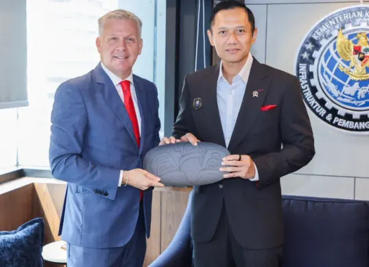 Menteri Koordinator Bidang Infrastruktur dan Pembangunan Kewilayahan, Agus Harimurti Yudhoyono (kanan) dan Duta Besar Kanada untuk Indonesia dan Timor-Leste, H.E. Jess Dutton (kiri). (Sumber: Istimewa)