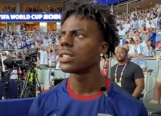 IShowSpeed saat menghadiri pertandingan Piala Dunia 2026. FIFA tengah menyelidiki dugaan pelecehan rasial yang terjadi di tribun penonton setelah video insiden tersebut viral di media sosial. (Sumber: Instagram)