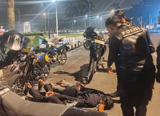 Petugas kepolisian saat mengamankan para pelaku diduga curanmor. (Sumber: Istimewa)