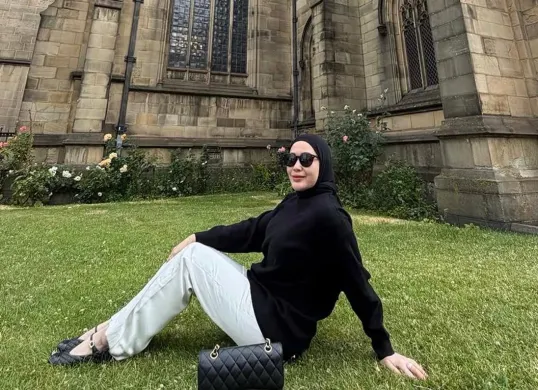 Dokter Anggi Aprilyani tengah menjadi sorotan publik setelah video yang diunggahnya saat berkunjung ke gereja Katolik di Manchester, Inggris, menuai kontroversi (Sumber: Instagram/@agiaprily)