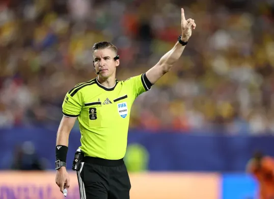 Wasit asal Prancis, François Letexier, tengah disorot dunia sepak bola setelah dipercaya memimpin pertandingan babak 16 besar Piala Dunia FIFA 2026 antara Argentina melawan Mesir. (Sumber: X/@ainurohman)