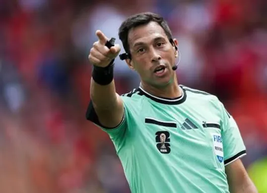 Facundo Tello memimpin laga Prancis vs Maroko pada perempat final Piala Dunia 2026 bersama seluruh perangkat pertandingan yang sama-sama berasal dari Argentina. (Sumber: Facebook/@vivabarca)