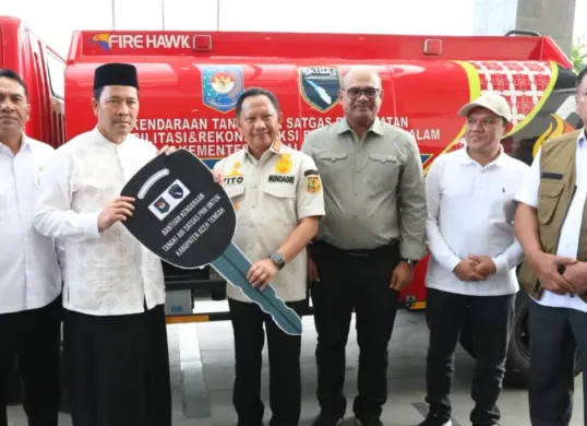Mendagri Tito Karnavian menyerahkan satu unit kendaraan tangki air multifungsi kepada Pemkab Aceh Tengah sebagai percepatan pemulihan pascabencana di Gayo Petro Hotel, Takengon, Aceh, Rabu, 8 Juli 2026. (Sumber: Dok. Kemendagri)