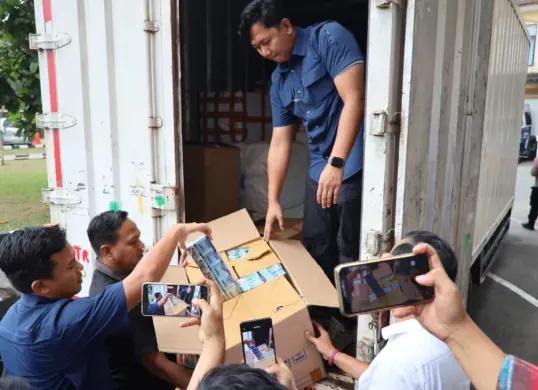 Polisi menyiita ribuan batang rokok tanpa cukai dari di Kampung Sanding, Desa Pabuaran, Kecamatan Pabuaran, Kabupaten Serang. (Sumber: Dok. Polda Banten)
