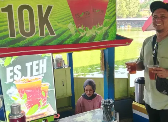 Suasana libur panjang sekolah di salah satu gerai UMKM di Pasar Apung Floating Market Lembang, Kabupaten Bandung Barat. (Sumber: Poskota/Gatot Poedji Utomo)