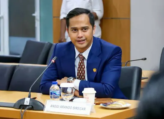 Anggota DPRD DKI, Anggi Arando menyoroti kondisi lapangan sepak bola di kawasan Tanah Merah, Kelurahan Rawa Badak Selatan, Koja, tergenang air . (Sumber: Istimewa)