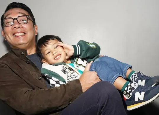 Pengadilan Agama (PA) Bandung resmi mengabulkan mantan Gubernur Jawa Barat Ridwan Kamil terkait pengangkatan Arkana Aidan Misbach sebagai anak. (Sumber: Instagram/@arkanaaidan)