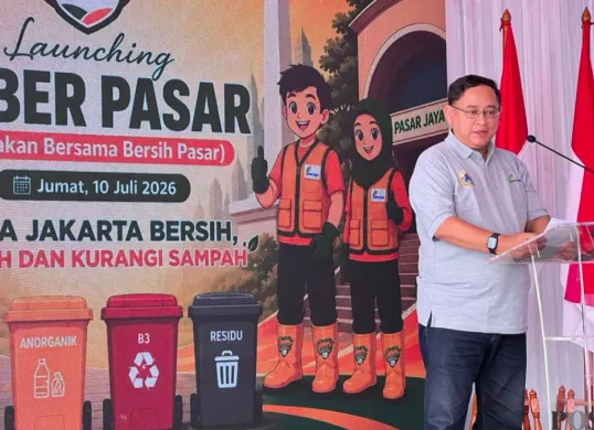 Direktur Utama Perumda Pasar Jaya Agus Himawan saat memberikan sambutan peluncuran Gerakan Bersama Bersih Pasar (GEBER) di Pasar Induk Kramat Jati, Jakarta Timur, Jumat, 10 Juli 2026. (Sumber: Poskota/M. Tegar Jihad)