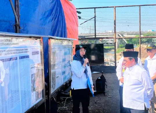 Kepala Dinas SDA DKI Jakarta Ika Agustiningrum saat menjelaskan progres pembebasan laham Sungai Ciliwung di Kelurahan Cawang, Jakarta Timur, Jumat, 10 Juli 2026. (Sumber: Poskota/M. Tegar Jihad)