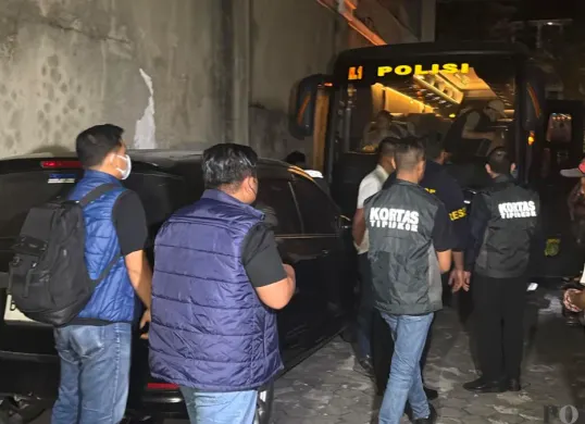 Kortastipidkor Polri bersama Direktorat Reserse Kriminal Khusus (Ditreskrimsus) Polda Metro Jaya kembali melanjutkan penyidikan tiga perkara dugaan korupsi dan TPPU pada Jumat, 10 Juli 2026. (Sumber: Poskota/Ali Mansur)