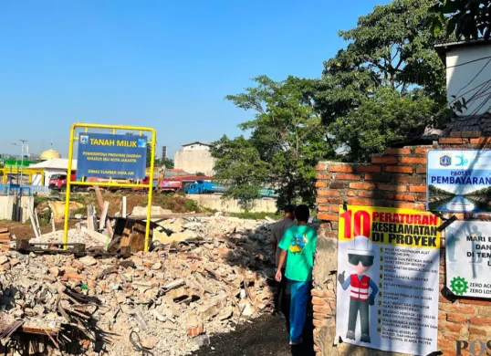 Pembebasan Lahan Sungai Ciliwung RT 02 dan RT 15, Taman Harapan, Cawang, Jakarta Timur, pada Jumat, 10 Juli 2026. (Sumber: Poskota/M. Tegar Jihad)