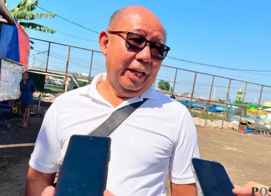 Anggota Komisi D DPRD Jakarta, Pantas Nainggolan mempertikan keterangan tentang pembebasan lahan di Taman Harapan, Cawang, Jakarta Timur, Jumat, 10 Juli 2026. (Sumber: Poskota/M. Tegar Jihad)
