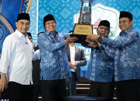 Secara seremonial Wakil  Gubernur Banten, Dimyati Natakusuma memberikan piala juara umum kepada Bupati Tangerang, Moch. Maesyal Rasyid, Kamis, 9 Juli 2026. (Sumber: Istimewa)