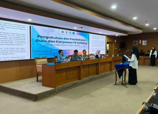 Kegiatan pengukuhan guru dan tenaga kependidikan TK Ketilang serta penandatanganan pakta integritas. (Sumber: UIN Syarif Hidayatullah Jakarta)