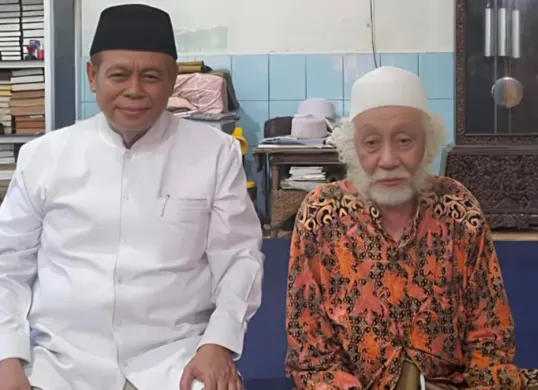 Potret KH Marsudi Syuhud (kiri) saat melakukan silaturahmi kepada ulama Banten, Abuya Muhtadi Dimyathi (kanan). (Sumber: Istimewa)