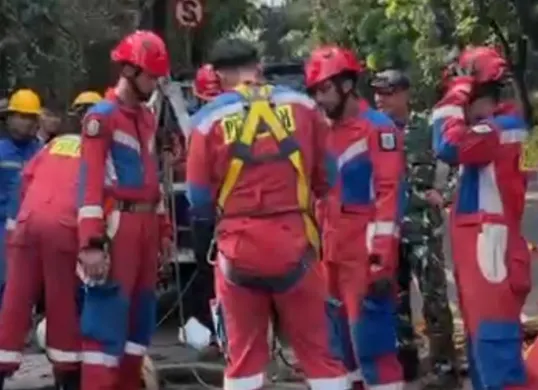 Damkar Jakarta Timur saat melakukan evakuasi tiga pekerja subkontraktor di saluran gorong-gorong depan Pintu III Taman Mini Indonesia Indah (TMII). (Sumber: Damkar Jaktim)