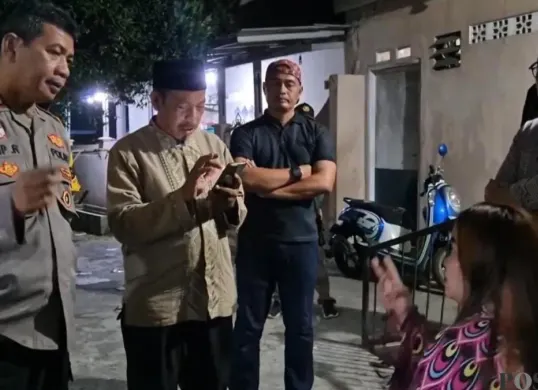 Lurah Cilangkap Galih didampingi Anggota Bhabinkamtibmas Cilangkap, Aiptu Arif bersama lingkungan RT RE dan warga saat mengintrogasi seorang wanita penghibur saat kontrakan dijadikan tempat prostitusi online. (Sumber: Poskota/Angga)
