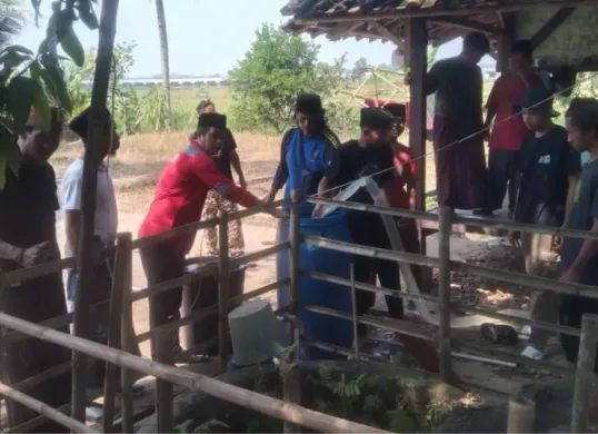 Tim Tagana dan BSR saat mendistribusikan bantuan air bersih di Ponpes Raudhatul Alfalah  di Kecamatan Patia, Kabupaten Pandeglang. (Sumber: Dok. Tagana Pandeglang)