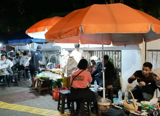 Suasana kuliner gultik di kawasan Blok M, Jakarta Selatan. (Sumber: Poskota/Ali Mansur)
