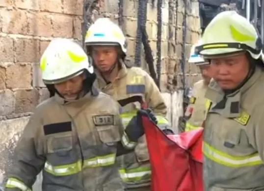 Sebuah rumah, toko kelontong, dan warung makan di kawasan permukiman padat Kelurahan Pulogadung, Jakarta Timur, terbakar, Minggu, 12 Juli 2026, dini hari. (Sumber: Dok. Istimewa)