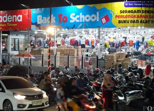 Toko perlengkapan sekolah di Jalan Raya Sawangan, Pancoran Mas, Kota Depok, Minggu, 12 Juli 2026. (Sumber: Poskota/Angga Pahlevi)
