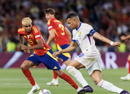 Mbappe dan Lamal saat duel. Pertandingan ini menjadi pertemuan kedua kedua negara sepanjang sejarah ajang Piala Dunia. (Sumber: FIFA)