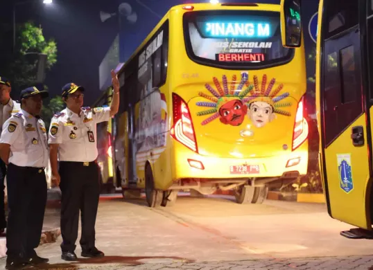 Potret unit Bus Sekolah yang melayani 50 rute di seluruh wilayah DKI Jakarta pada hari pertama Tahun Ajaran Baru 2026/2027. (Sumber: Dishub)