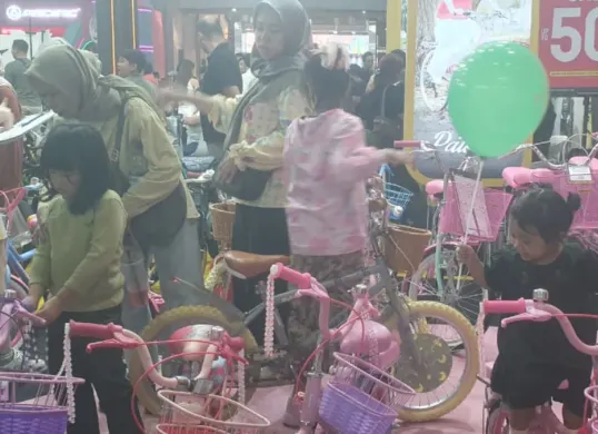 Potret pengunjung melihat stand sepeda di Jakarta Fair Kemayoran 2026. (Sumber: Istimewa)