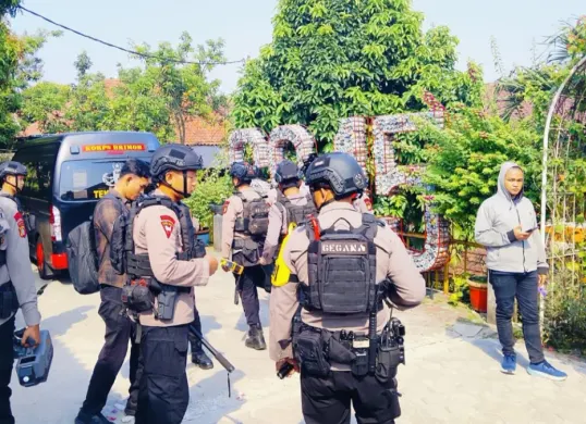Tim Gegana menyisir lokasi teror bom di SDN Srengseng Sawah 15, Jagakarsa, Jakarta Selatan, Senin, 13 Juli 2026. (Sumber: Polda Metro Jaya)