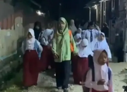 Suasana para siswa di Kabupaten Lebak, datang ke sekolah sejak waktu subuh demi mendapatkan bangku paling depan. (Sumber: Dok. Istimewa)