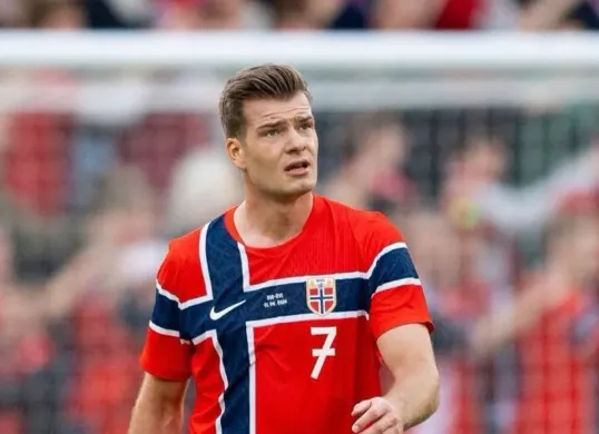 Alexander Sorloth menjelaskan momen kontroversial saat memilih menembak ketimbang mengoper kepada Erling Haaland dalam laga Norwegia vs Inggris di perempat final Piala Dunia 2026. (Sumber: X/@PeakSxnti)