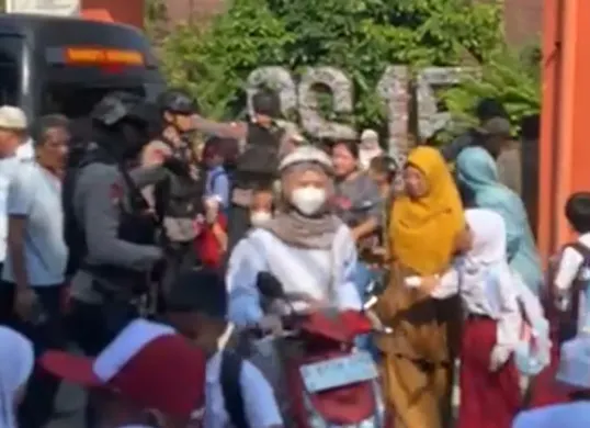 Tim Gegana Polri mendatangi SDN Srengseng Sawah 15 yang merupakan lokasi ancaman teror bom. (Sumber: Istimewa)