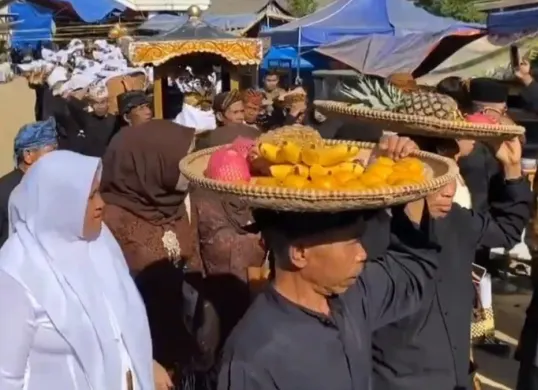 Ratusan masyarakat adat di Kasepuhan Cisitu, Kabupaten Lebak, menggelar seren tahun. (Sumber: Dok. Kasepuhan Cisitu)