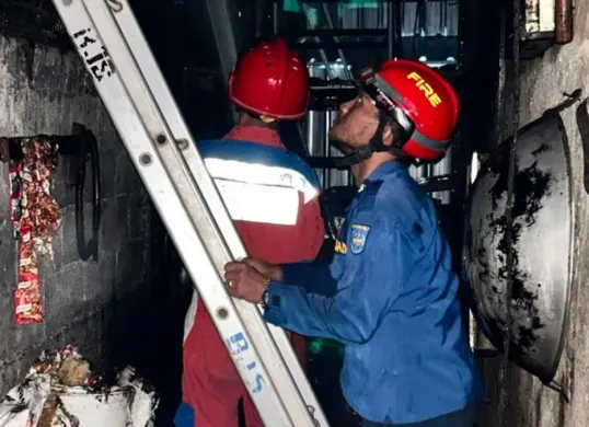 Petugas memadamkan api kebakaran di warkop, Jalan Serua Raya, RT 002/RW 004, Kelurahan Serua, Kecamatan Bojongsari, Kota Depok, Minggu, 12 Juli 2026. (Sumber: Dok. Istimewa)